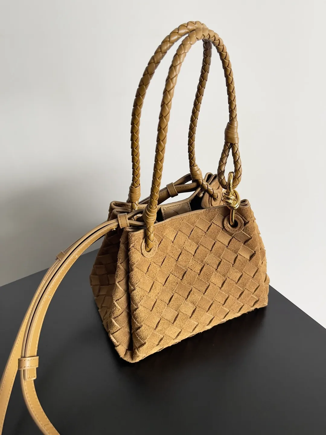 Batch 2280 BV home is new! Andiamo combines the Bottega Veneta archive parachute handbag to inherit retro elements and integrate modern trends. The same style as Shu Qi's in Beijing Night. It is a continuation of the classic bag. It has three functions: hand carry, shoulder and cross-body. It is embellished with metal brass knot buckles. It is small and has an amazing capacity. It can easily hold sunglasses in a box / small bottle of water / powder powder / charger and other daily necessities when going out. The upper body is versatile. Style number: 796569 Size: 21*17*16.5cm